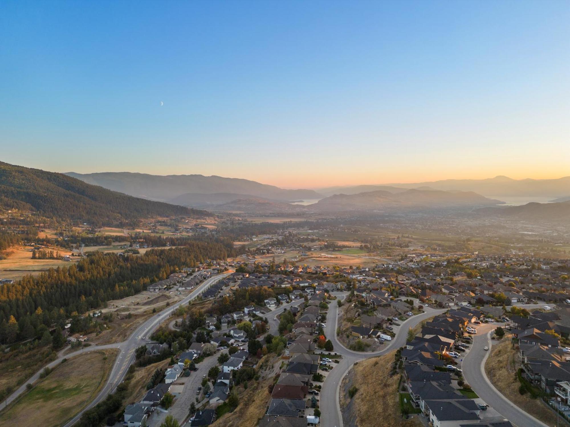 Above It All - Upper Suite, Close To Ski Resort Vernon Bagian luar foto