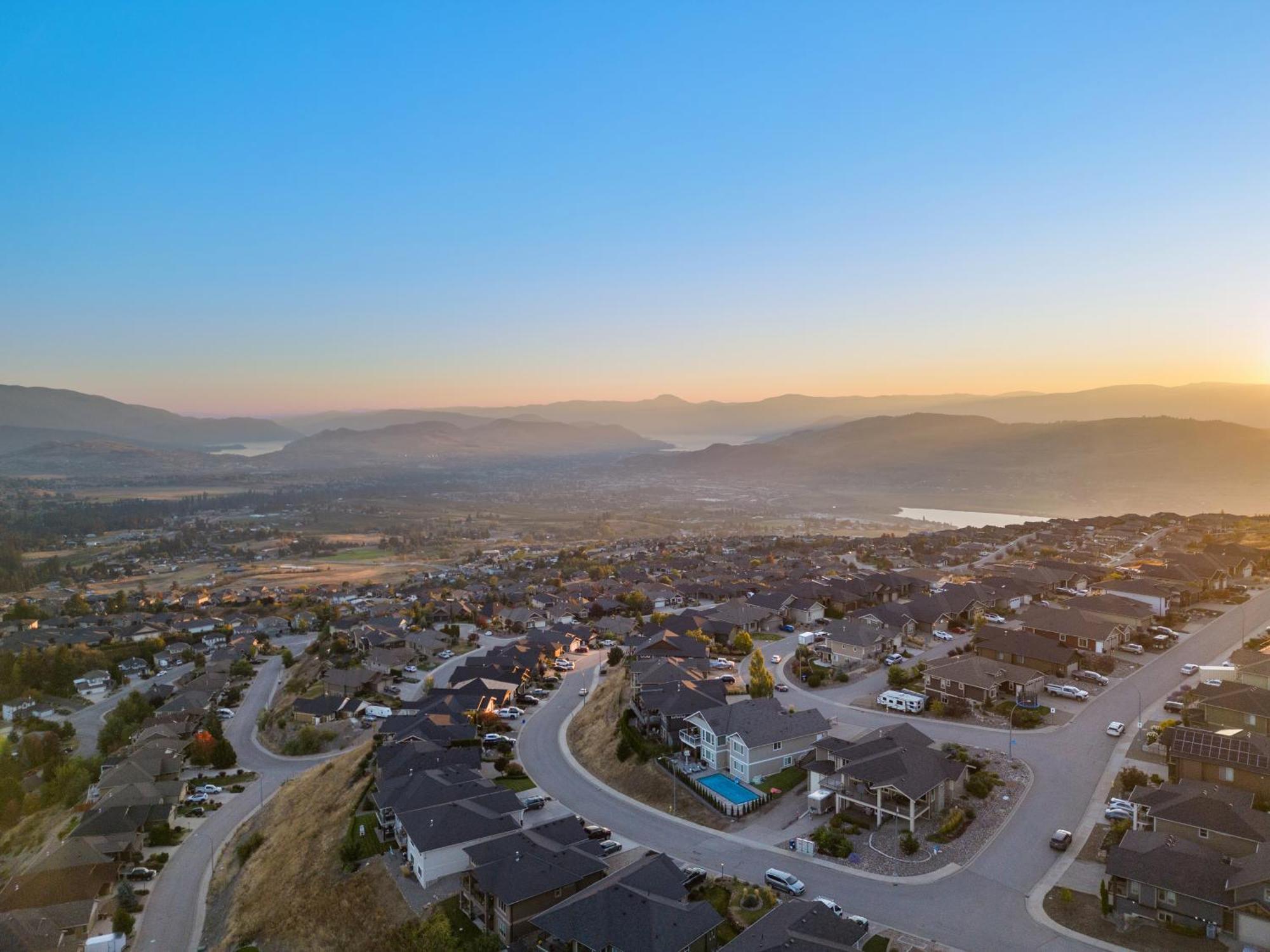 Above It All - Upper Suite, Close To Ski Resort Vernon Bagian luar foto